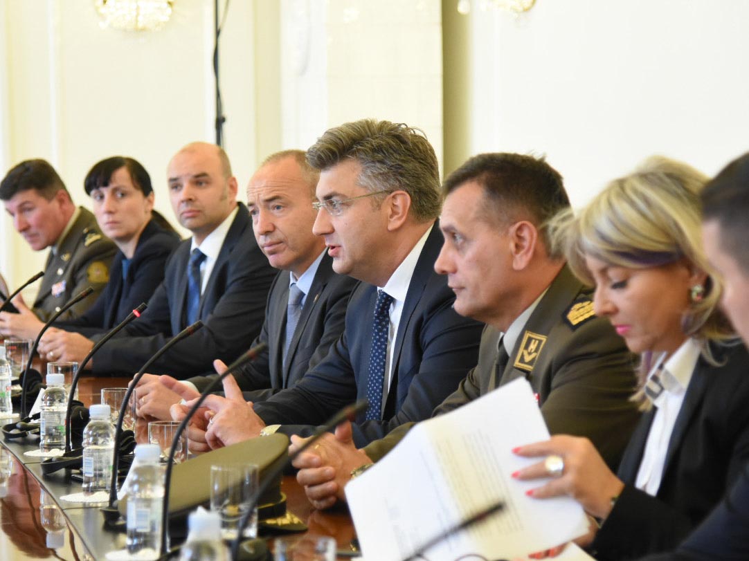 https://www.morh.hr/wp-content/gallery/ministrica-obrane-savezne-republike-njemacke-u-posjetu-morh-u/mo_srnj_04102017_25.jpg