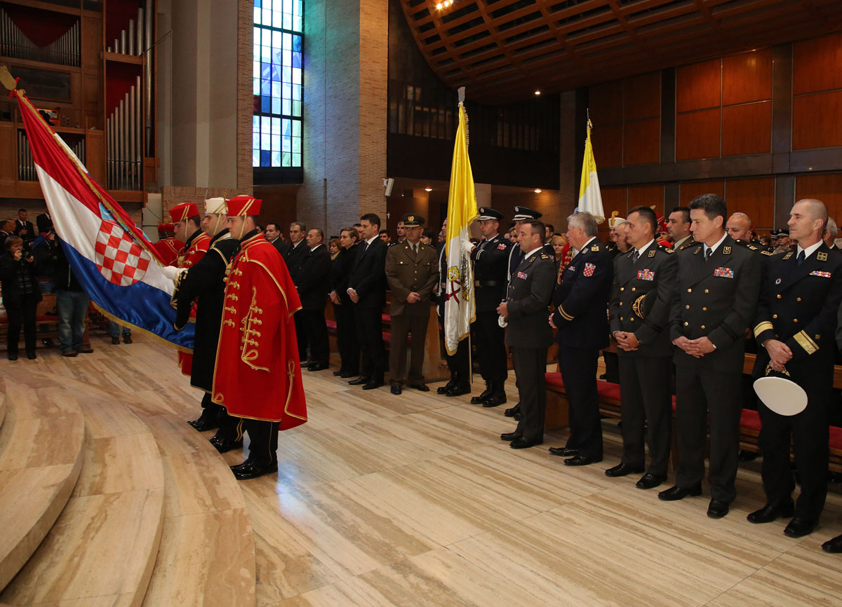 https://www.morh.hr/wp-content/gallery/misa-zadusnica-za-sve-poginule-hrvatske-branitelje-u-crkvi-sveta-mati-slobode/misa_02102016_01.jpg