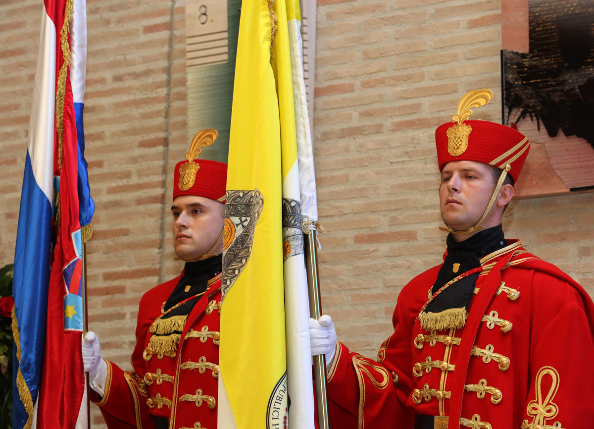 https://www.morh.hr/wp-content/gallery/misa-zadusnica-za-sve-poginule-hrvatske-branitelje-u-crkvi-sveta-mati-slobode/misa_02102016_04.jpg