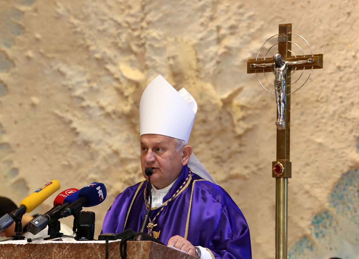 https://www.morh.hr/wp-content/gallery/misa-zadusnica-za-sve-poginule-hrvatske-branitelje-u-crkvi-sveta-mati-slobode/misa_02102016_06.jpg