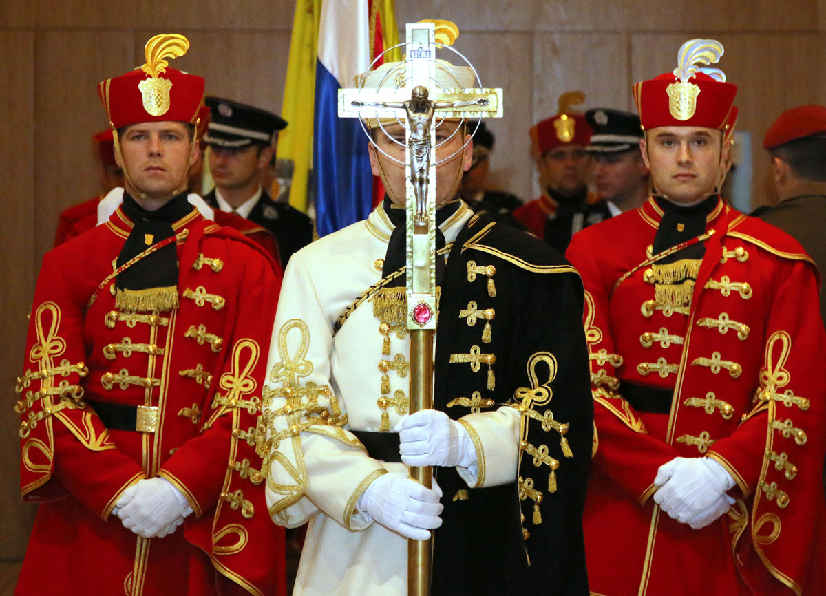 https://www.morh.hr/wp-content/gallery/misa-zadusnica-za-sve-poginule-hrvatske-branitelje-u-crkvi-sveta-mati-slobode/misa_02102016_11.jpg