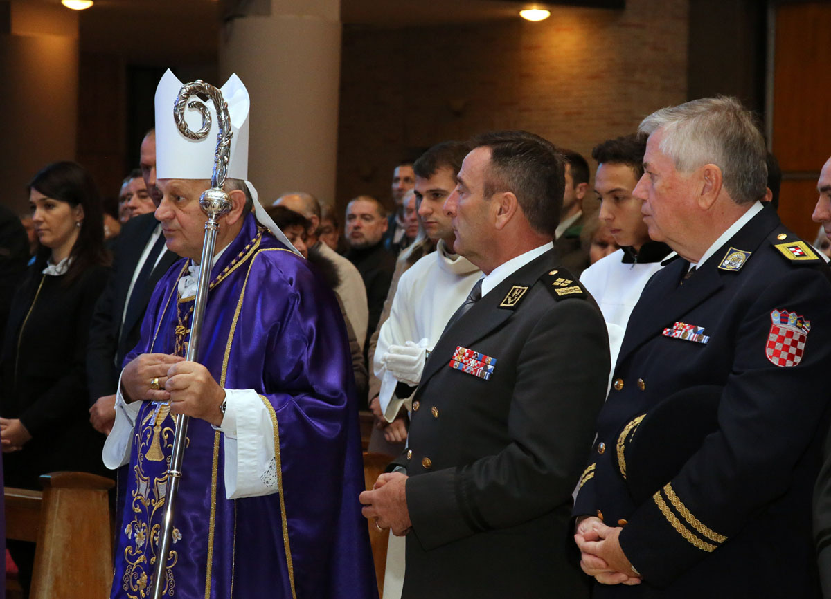 https://www.morh.hr/wp-content/gallery/misa-zadusnica-za-sve-poginule-hrvatske-branitelje-u-crkvi-sveta-mati-slobode/misa_02102016_12.jpg