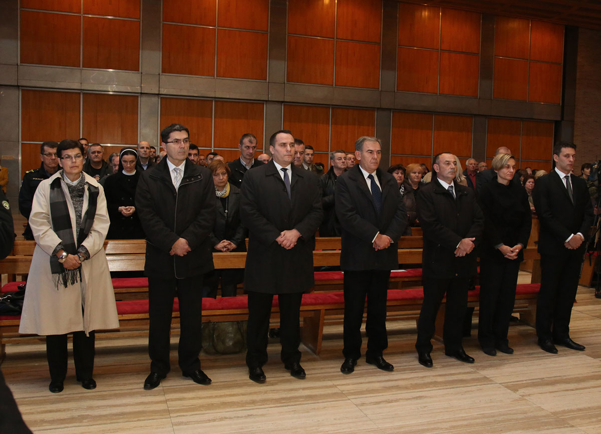 https://www.morh.hr/wp-content/gallery/misa-zadusnica-za-sve-poginule-hrvatske-branitelje-u-crkvi-sveta-mati-slobode/misa_02102016_14.jpg