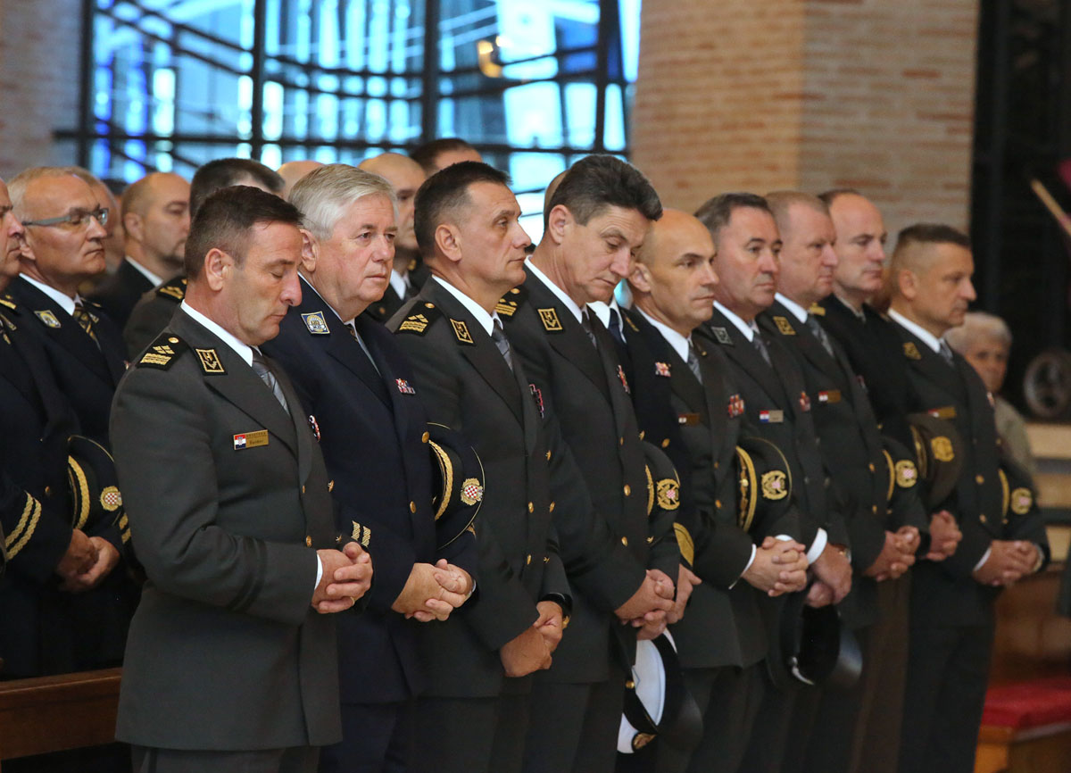 https://www.morh.hr/wp-content/gallery/misa-zadusnica-za-sve-poginule-hrvatske-branitelje-u-crkvi-sveta-mati-slobode/misa_02102016_16.jpg
