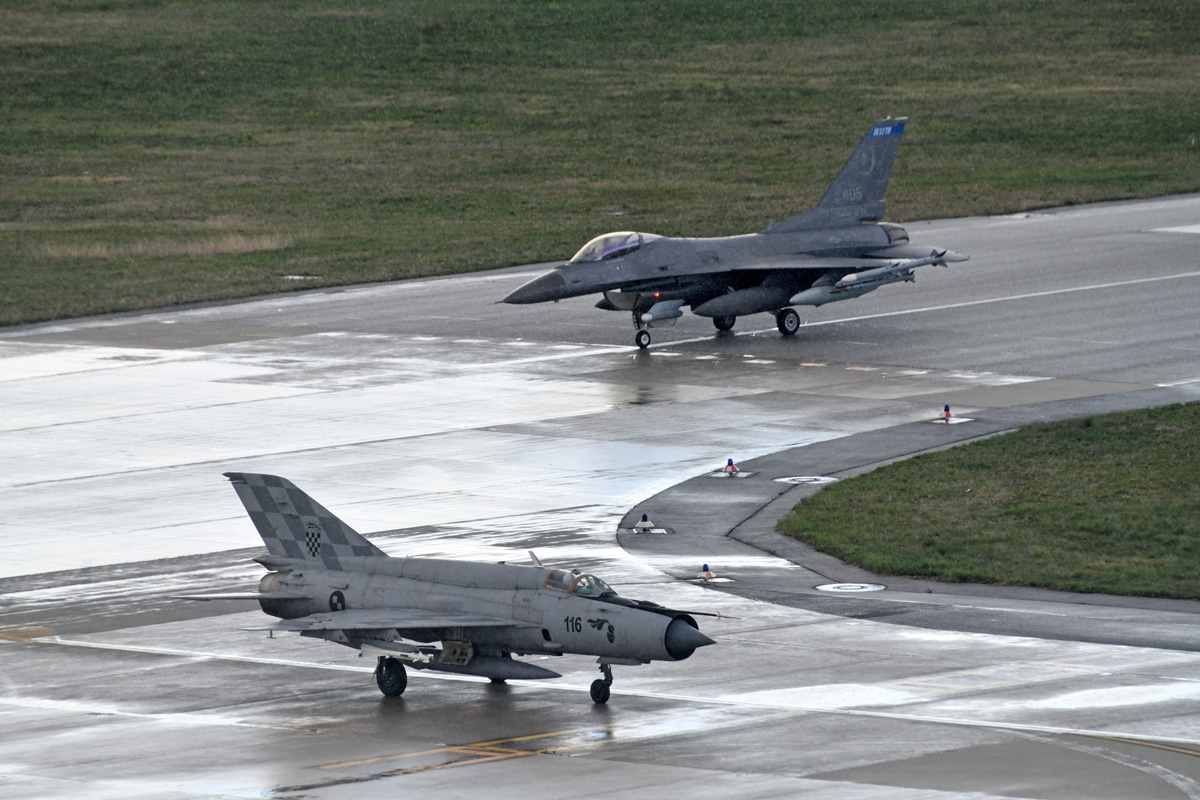 https://www.morh.hr/wp-content/gallery/mladi-hrvatski-pilot-docekao-americki-f16-u-zracnom-prostoru/f-16-pleso_05042019_12.jpg