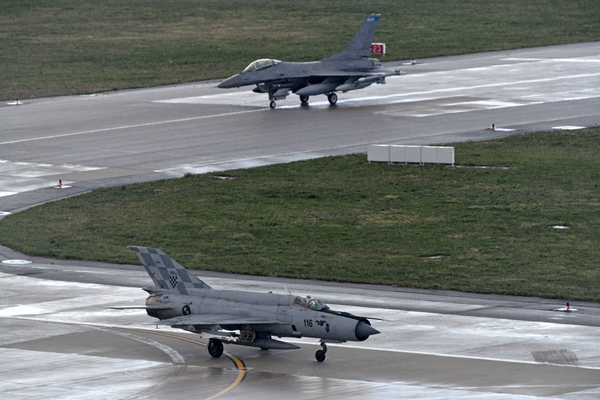 https://www.morh.hr/wp-content/gallery/mladi-hrvatski-pilot-docekao-americki-f16-u-zracnom-prostoru/f-16-pleso_05042019_14.jpg