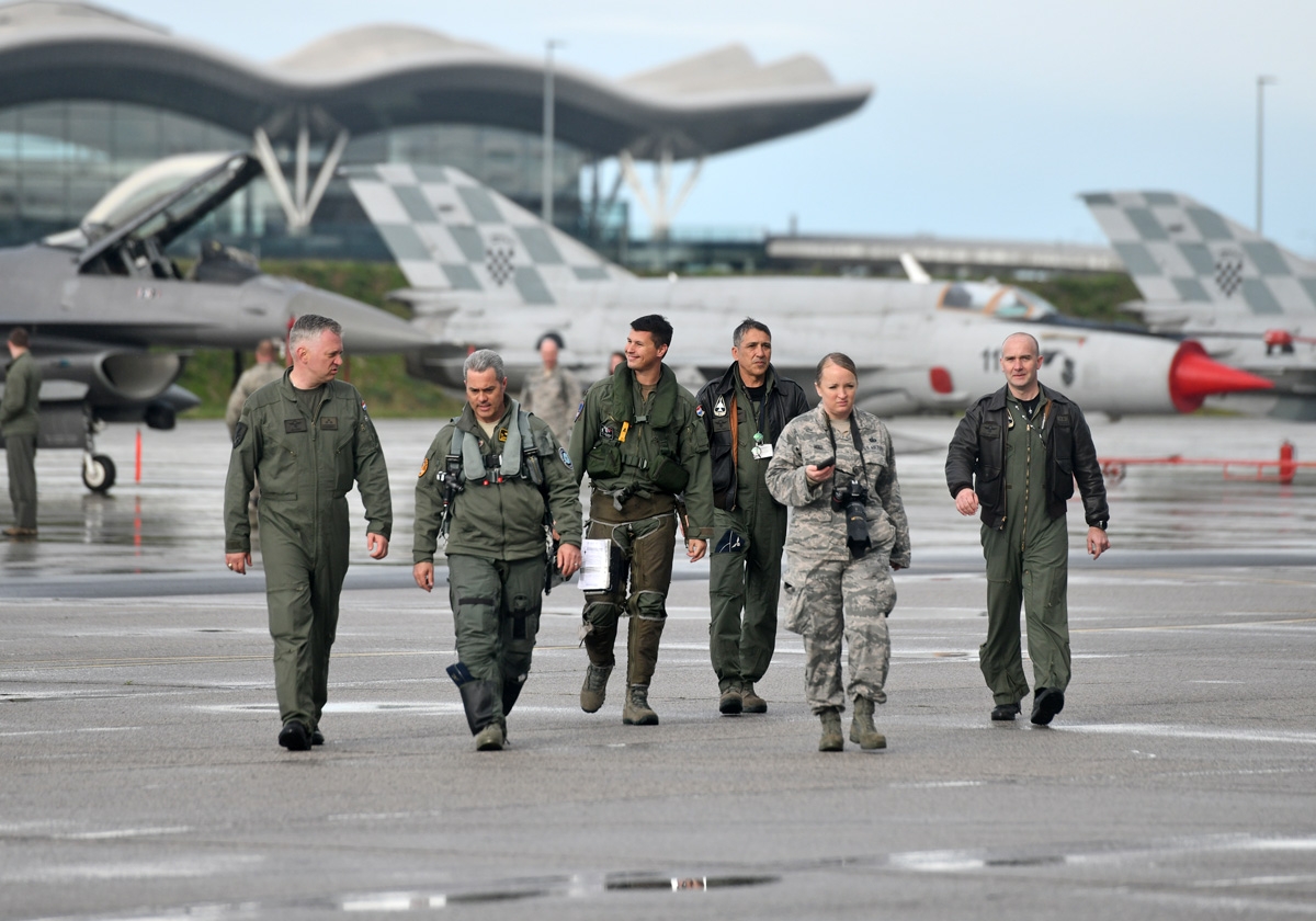 https://www.morh.hr/wp-content/gallery/mladi-hrvatski-pilot-docekao-americki-f16-u-zracnom-prostoru/f-16-pleso_05042019_19.jpg