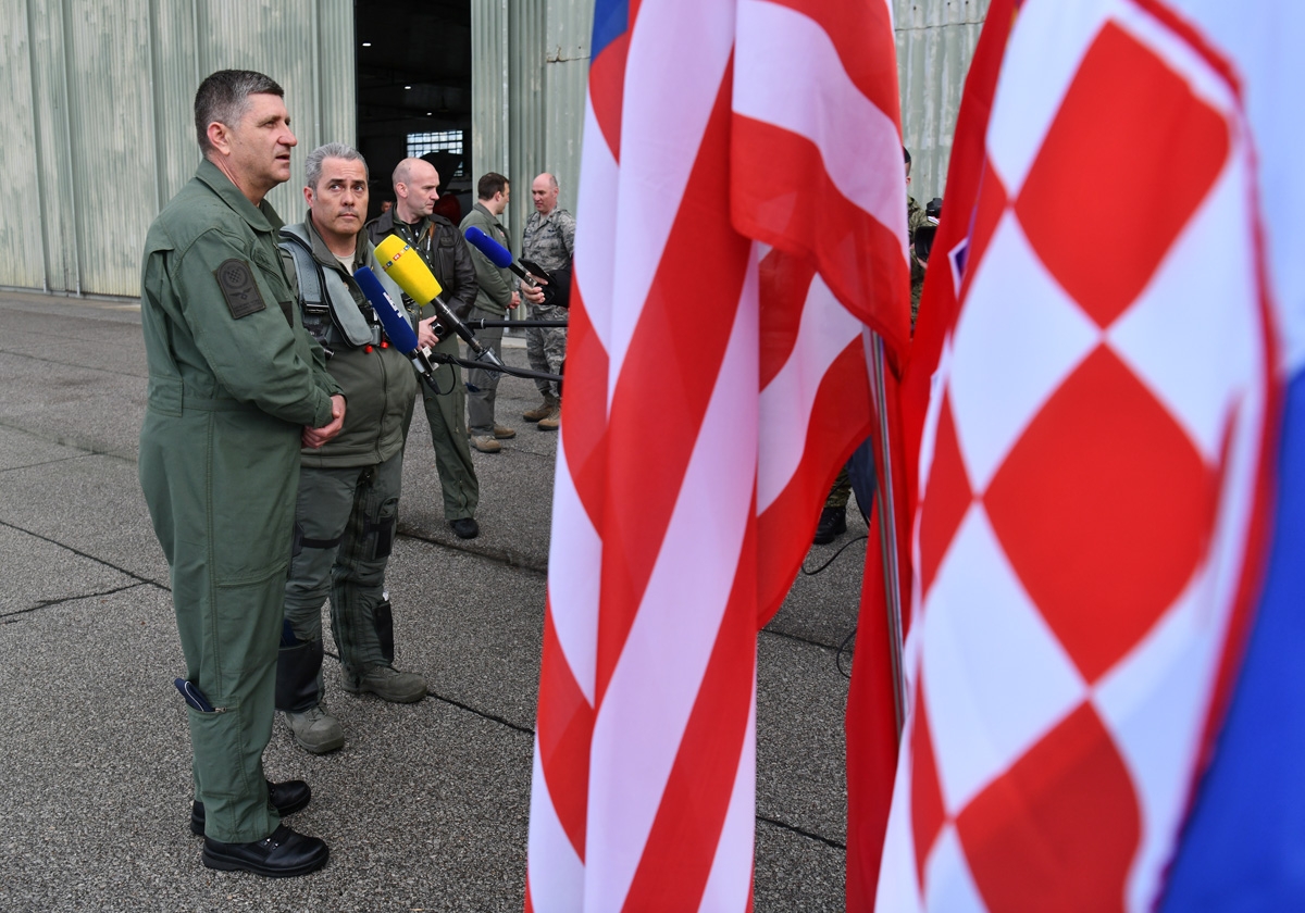 https://www.morh.hr/wp-content/gallery/mladi-hrvatski-pilot-docekao-americki-f16-u-zracnom-prostoru/f-16-pleso_05042019_22.jpg