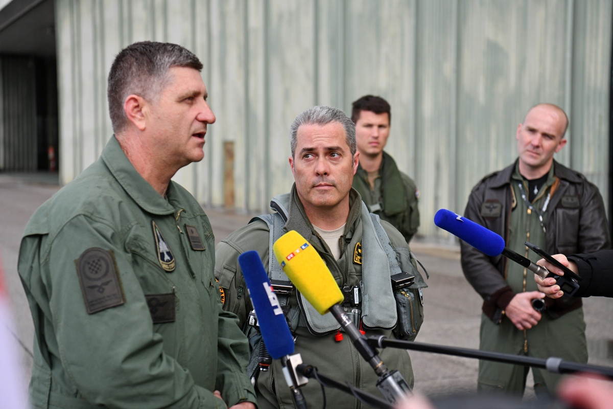 https://www.morh.hr/wp-content/gallery/mladi-hrvatski-pilot-docekao-americki-f16-u-zracnom-prostoru/f-16-pleso_05042019_23.jpg