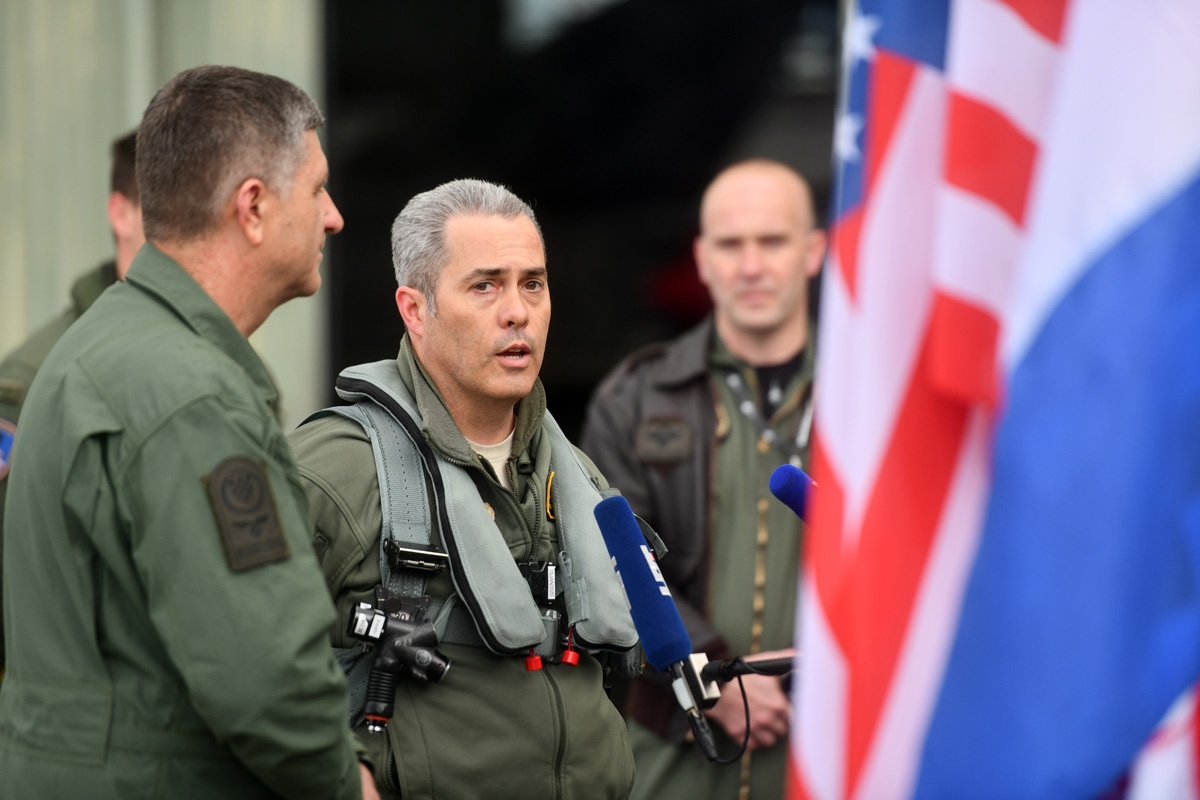 https://www.morh.hr/wp-content/gallery/mladi-hrvatski-pilot-docekao-americki-f16-u-zracnom-prostoru/f-16-pleso_05042019_24.jpg