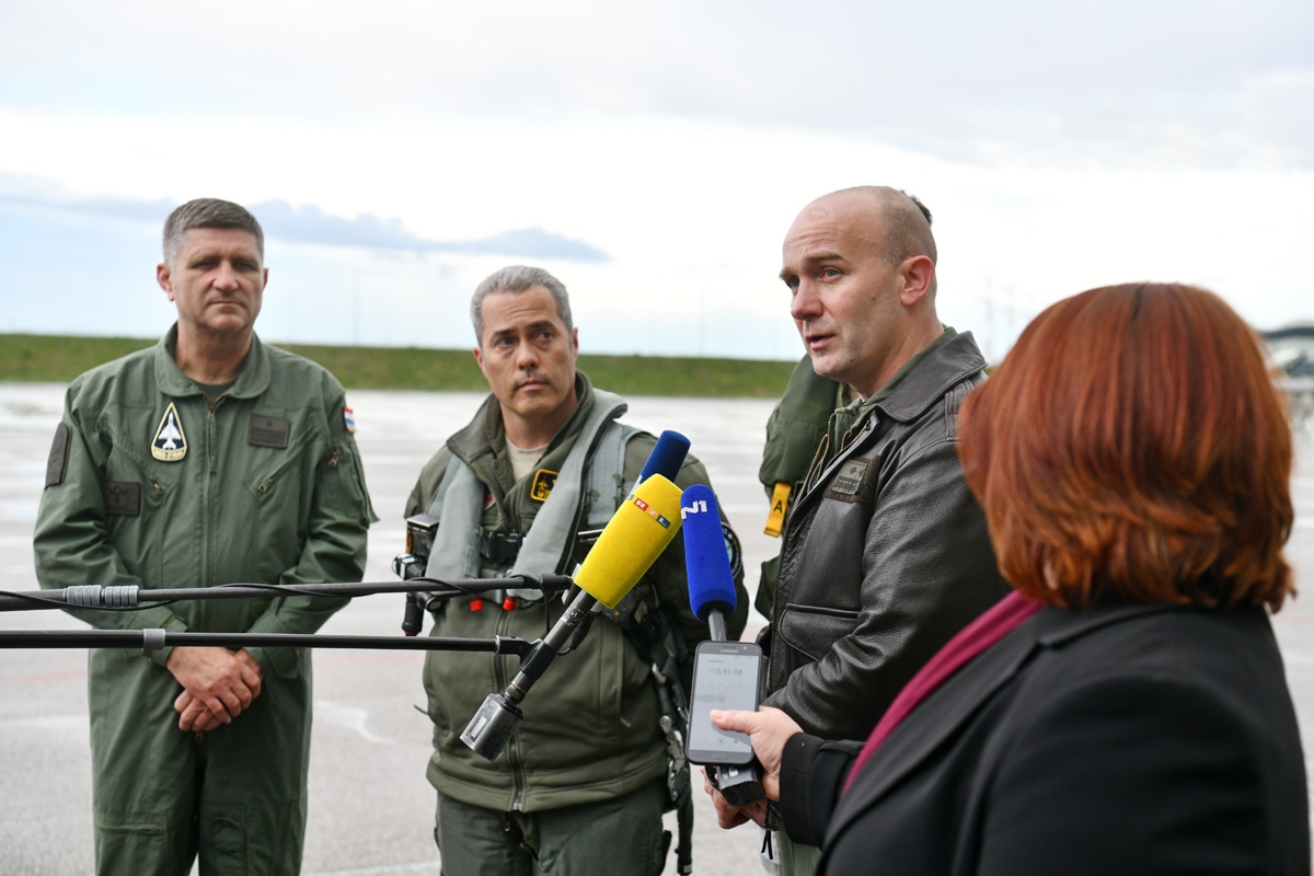 https://www.morh.hr/wp-content/gallery/mladi-hrvatski-pilot-docekao-americki-f16-u-zracnom-prostoru/f-16-pleso_05042019_25.jpg