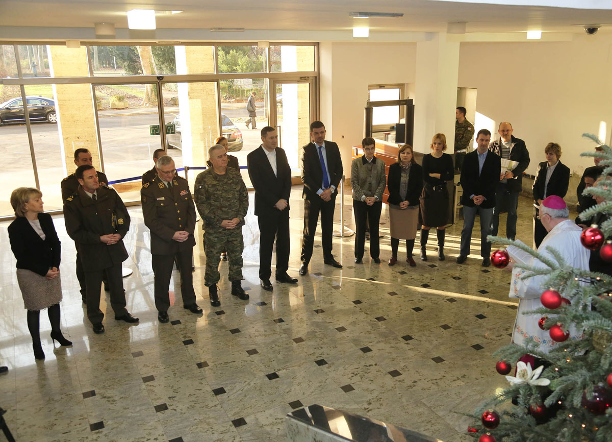 https://www.morh.hr/wp-content/gallery/mons-jezerinac-blagoslovio-morh-i-glavni-stozer-os-rh/blagoslov_14012015_03.jpg
