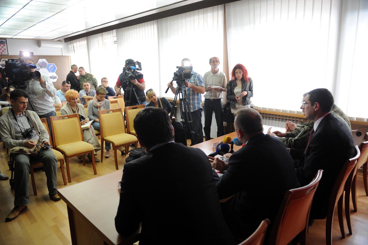 https://www.morh.hr/wp-content/gallery/morh-i-uro-akovi-potpisali-ugovor-vrijedan-112-milijuna-kn/ddjakovic_17052013_7.jpg