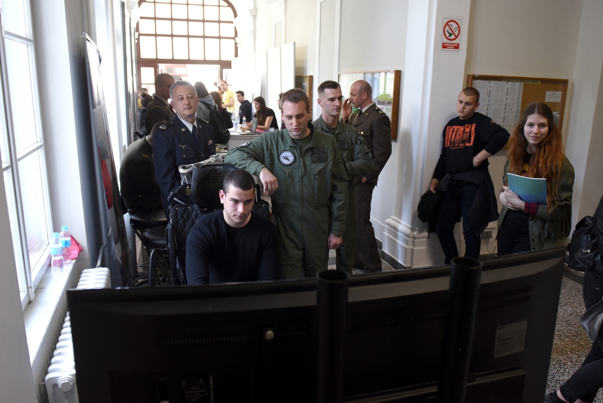 https://www.morh.hr/wp-content/gallery/morh-na-sajmu-stipendija-i-visokog-obrazovanja-u-zadru/sajam_stipendija_2019_zd_hrvatska_vojska_040419_05.jpg