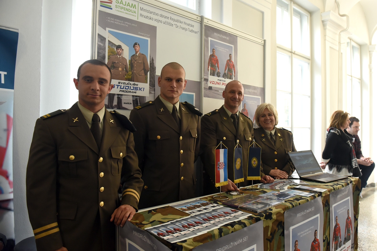 https://www.morh.hr/wp-content/gallery/morh-na-sajmu-stipendija-i-visokog-obrazovanja-u-zadru/sajam_stipendija_2019_zd_hrvatska_vojska_040419_06.jpg