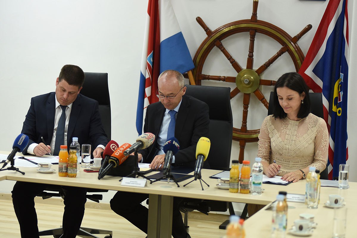 https://www.morh.hr/wp-content/gallery/morh-potpisao-sporazume-u-splitu/potpisivanje_sporazuma_23072019_03.jpg