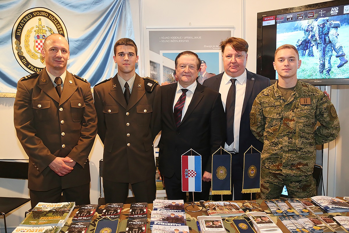 https://www.morh.hr/wp-content/gallery/morh-sudjeluje-na-smotri-sveucilista-u-zagrebu/smotra_sveucilista_22112019_13.jpg