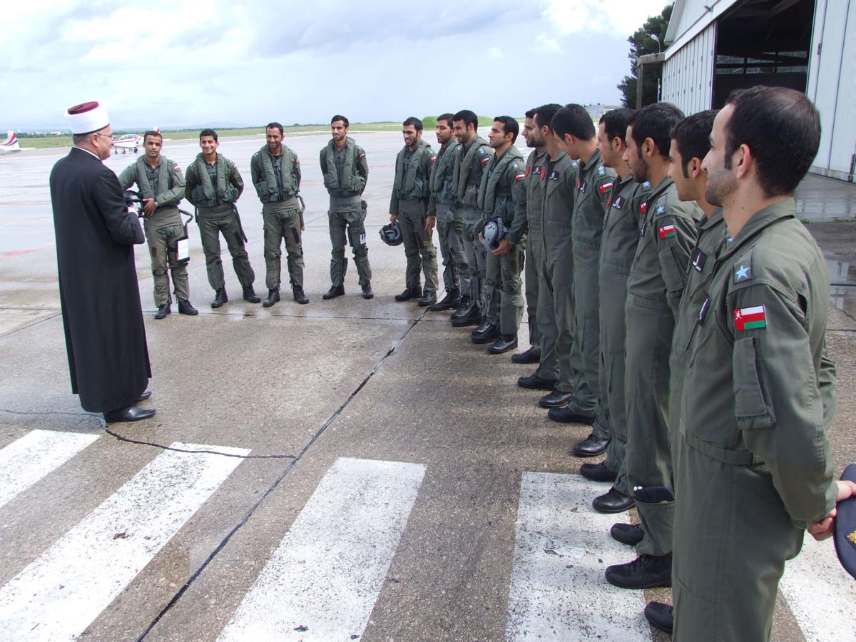 https://www.morh.hr/wp-content/gallery/muftija-aziz-efendija-hasanovic-posjetio-omanske-pilote-u-zemuniku/zemunik_29042014_1.jpg
