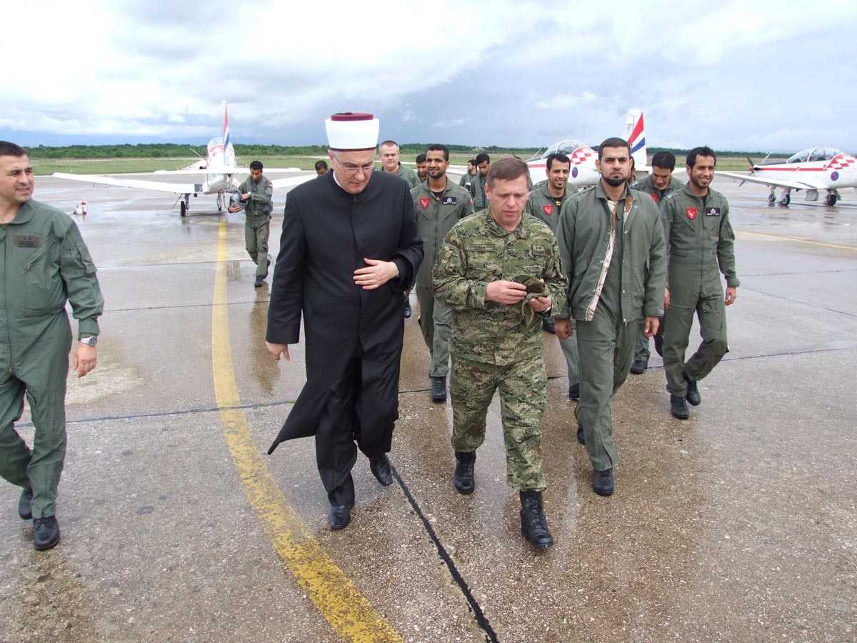https://www.morh.hr/wp-content/gallery/muftija-aziz-efendija-hasanovic-posjetio-omanske-pilote-u-zemuniku/zemunik_29042014_4.jpg