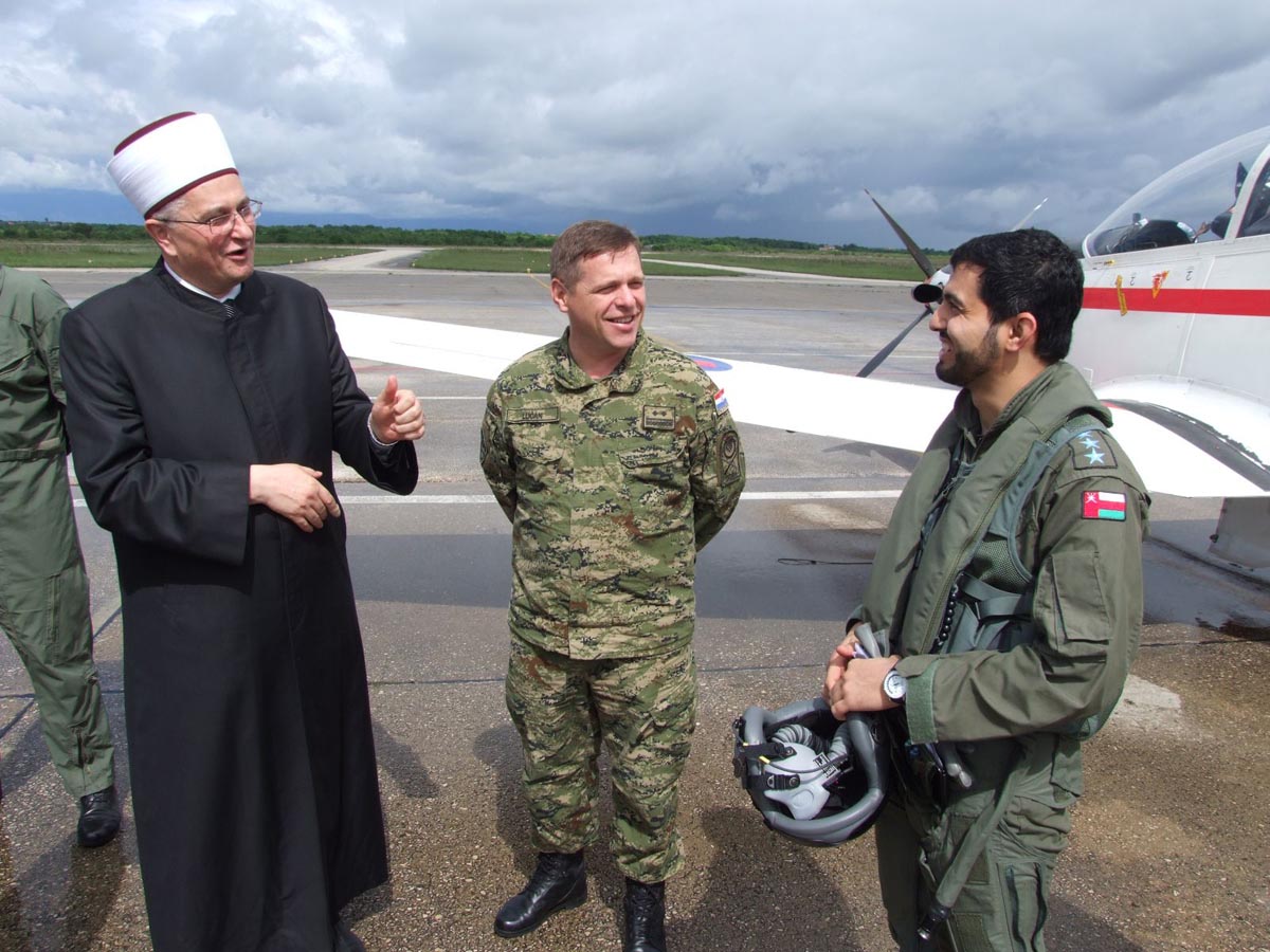 https://www.morh.hr/wp-content/gallery/muftija-aziz-efendija-hasanovic-posjetio-omanske-pilote-u-zemuniku/zemunik_29042014_5.jpg