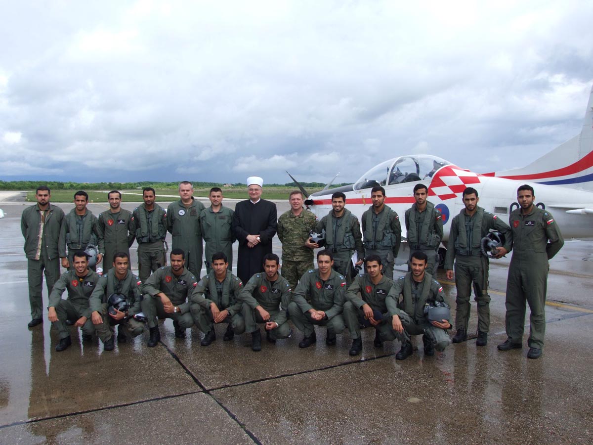 https://www.morh.hr/wp-content/gallery/muftija-aziz-efendija-hasanovic-posjetio-omanske-pilote-u-zemuniku/zemunik_29042014_6.jpg
