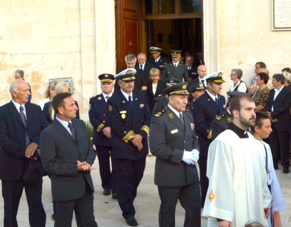 https://www.morh.hr/wp-content/gallery/na-bracu-sahranjen-umirovljeni-monsinjor-santic/monsinjor_12072014_01.jpg