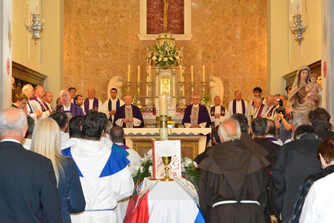 https://www.morh.hr/wp-content/gallery/na-bracu-sahranjen-umirovljeni-monsinjor-santic/monsinjor_12072014_08.jpg