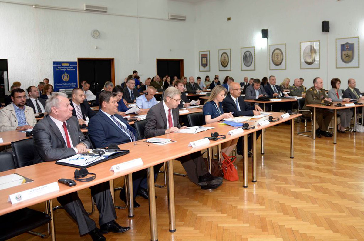 https://www.morh.hr/wp-content/gallery/na-hvu-odrzan-seminar-o-upravljanju-migrantskim-tokovima/seminar_09062016_1.jpg