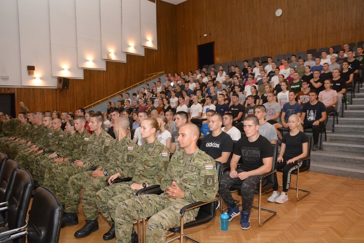 https://www.morh.hr/wp-content/gallery/na-hvu-poceo-pripremni-kamp-kadeta-i-vojna-izobrazba/17_narastaj_kadeta_pripremni_kamp_hv_osrh_190719_02.1.jpg