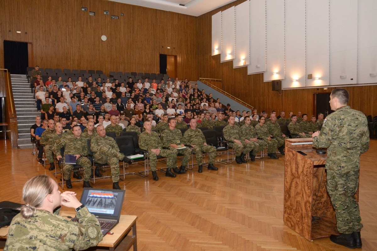 https://www.morh.hr/wp-content/gallery/na-hvu-poceo-pripremni-kamp-kadeta-i-vojna-izobrazba/17_narastaj_kadeta_pripremni_kamp_hv_osrh_190719_02.jpg