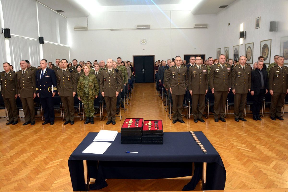 https://www.morh.hr/wp-content/gallery/na-hvu-promovirani-casnici-zdravstvene-sluzbe-i-vojni-specijalisti/dsc_6650.jpg