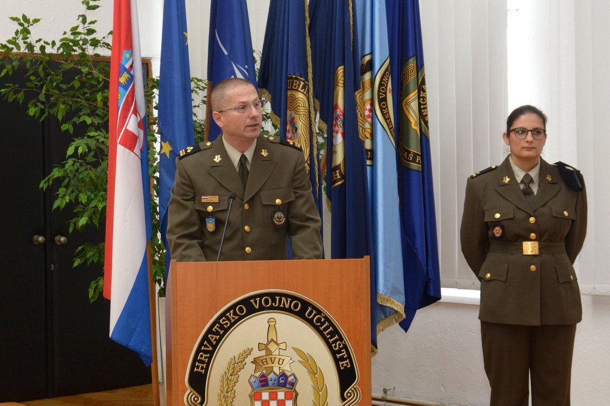 https://www.morh.hr/wp-content/gallery/na-hvu-promovirani-casnici-zdravstvene-sluzbe-i-vojni-specijalisti/dsc_6670.jpg