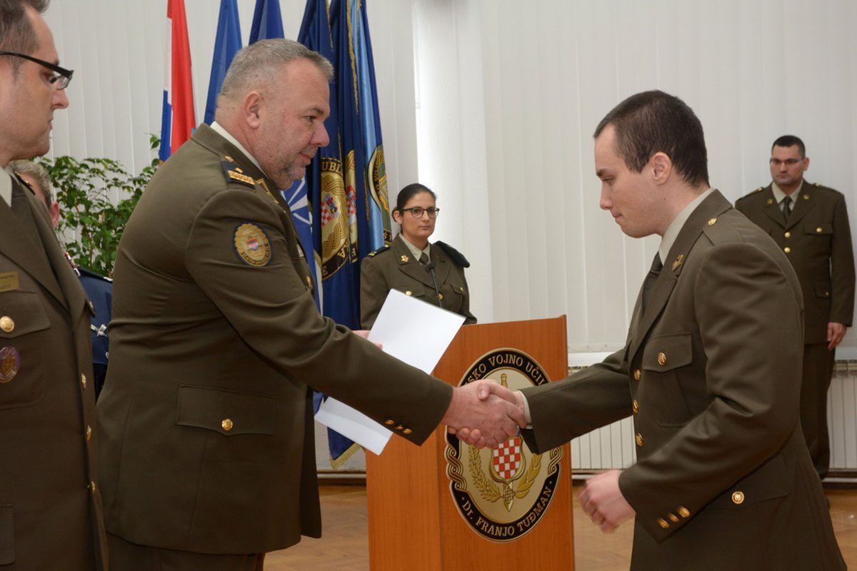 https://www.morh.hr/wp-content/gallery/na-hvu-promovirani-casnici-zdravstvene-sluzbe-i-vojni-specijalisti/dsc_6683.jpg