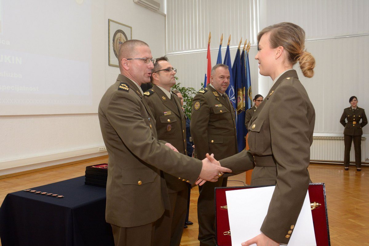 https://www.morh.hr/wp-content/gallery/na-hvu-promovirani-casnici-zdravstvene-sluzbe-i-vojni-specijalisti/dsc_6706.jpg