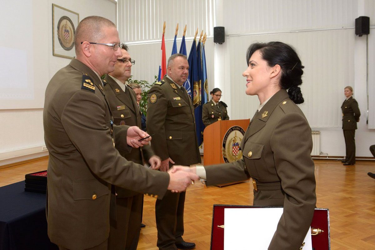 https://www.morh.hr/wp-content/gallery/na-hvu-promovirani-casnici-zdravstvene-sluzbe-i-vojni-specijalisti/dsc_6712.jpg