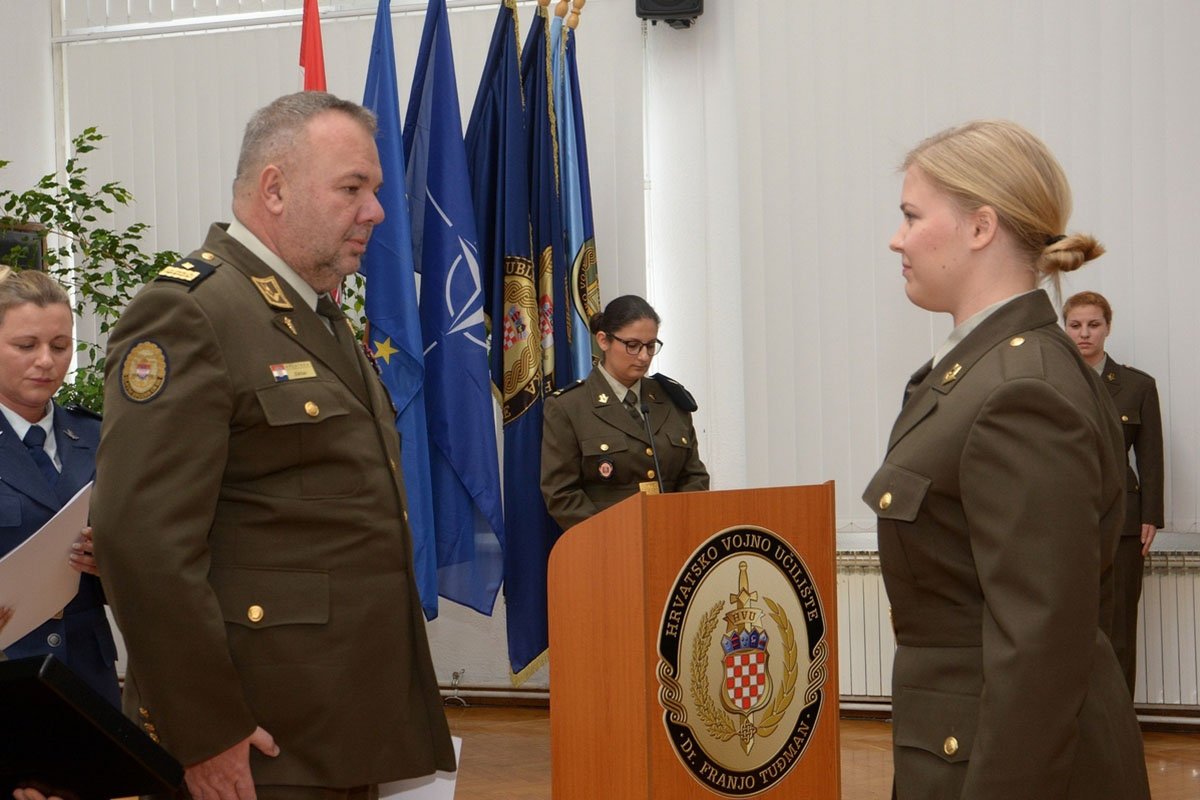 https://www.morh.hr/wp-content/gallery/na-hvu-promovirani-casnici-zdravstvene-sluzbe-i-vojni-specijalisti/dsc_6722.jpg