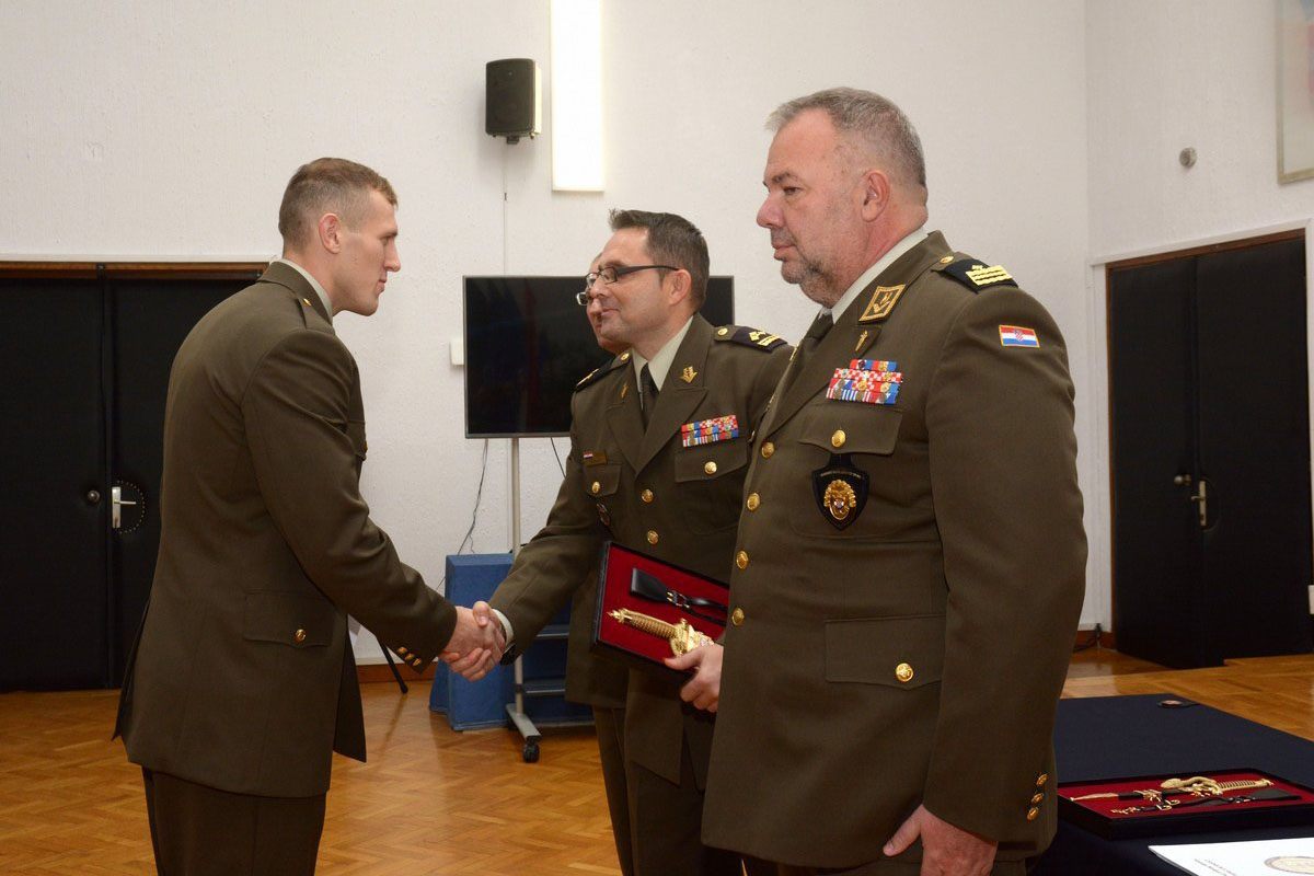 https://www.morh.hr/wp-content/gallery/na-hvu-promovirani-casnici-zdravstvene-sluzbe-i-vojni-specijalisti/dsc_6743.jpg