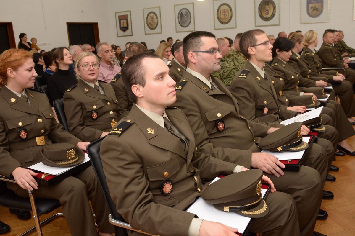https://www.morh.hr/wp-content/gallery/na-hvu-promovirani-casnici-zdravstvene-sluzbe-i-vojni-specijalisti/dsc_6808.jpg