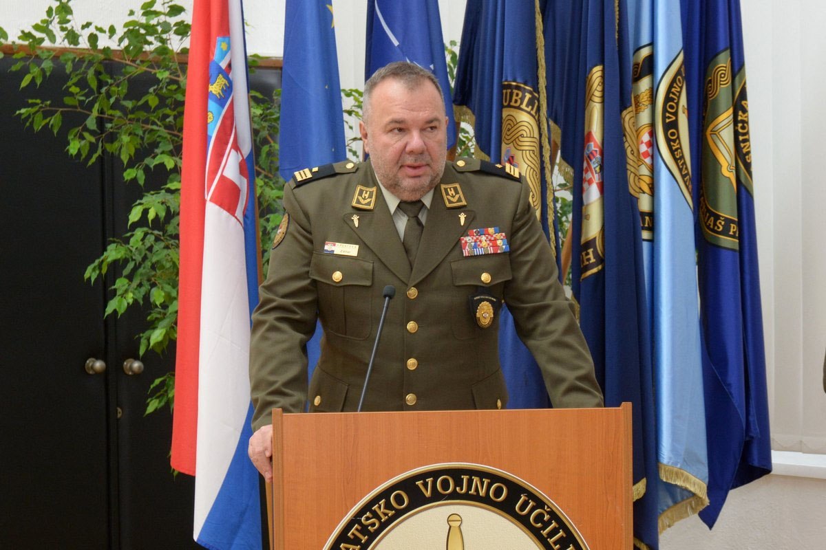 https://www.morh.hr/wp-content/gallery/na-hvu-promovirani-casnici-zdravstvene-sluzbe-i-vojni-specijalisti/dsc_6830.jpg