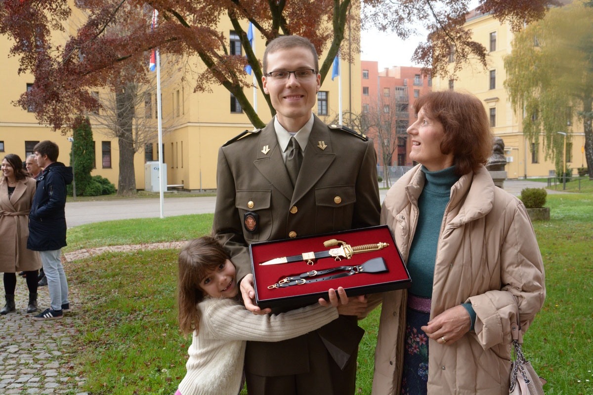 https://www.morh.hr/wp-content/gallery/na-hvu-promovirani-casnici-zdravstvene-sluzbe-i-vojni-specijalisti/dsc_6874.jpg