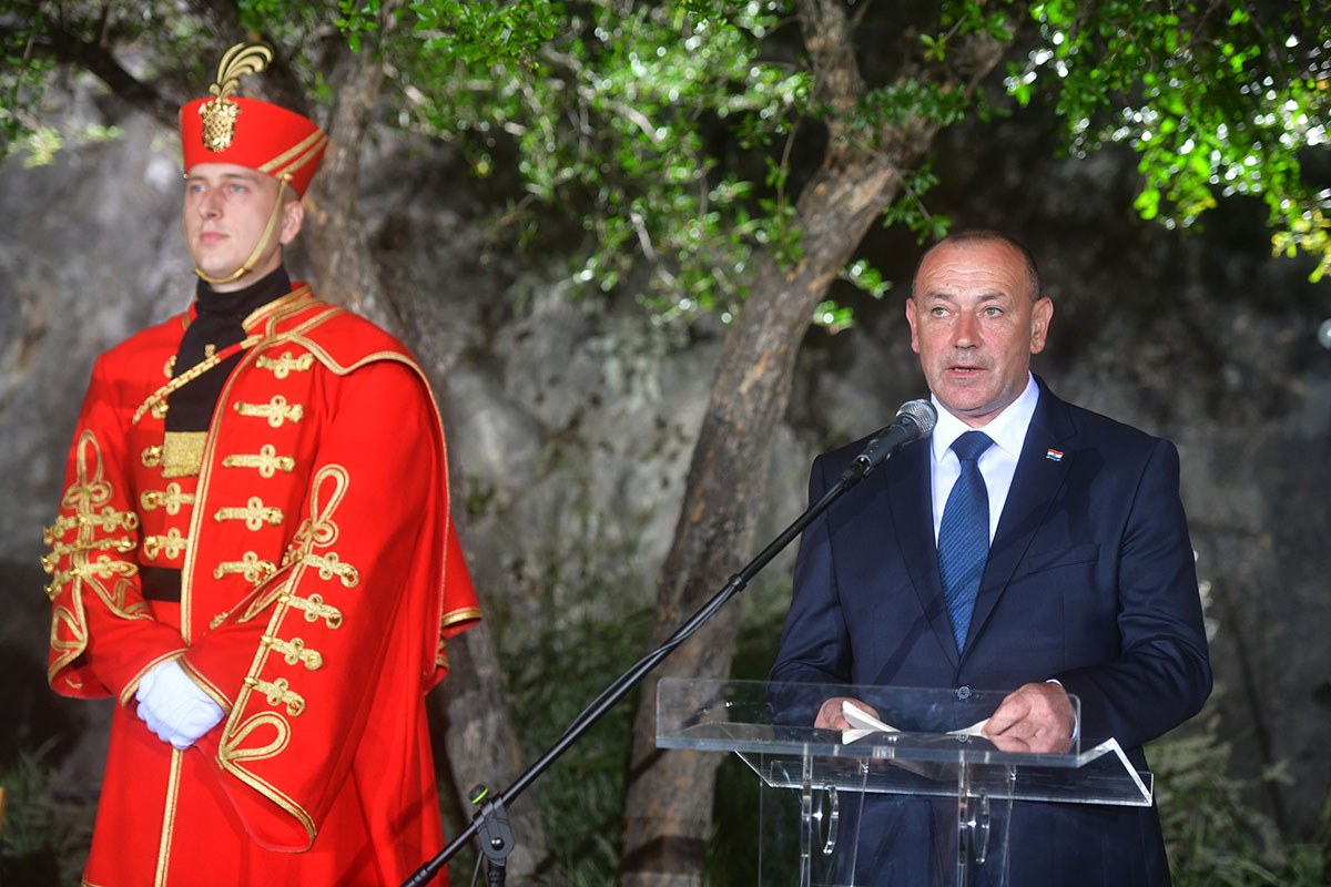 https://www.morh.hr/wp-content/gallery/na-kninskoj-tvrdavi-odrzan-prijem-ratnih-zapovjednika/prijam_za_ratne_zapovjednike_04082019_05.jpg