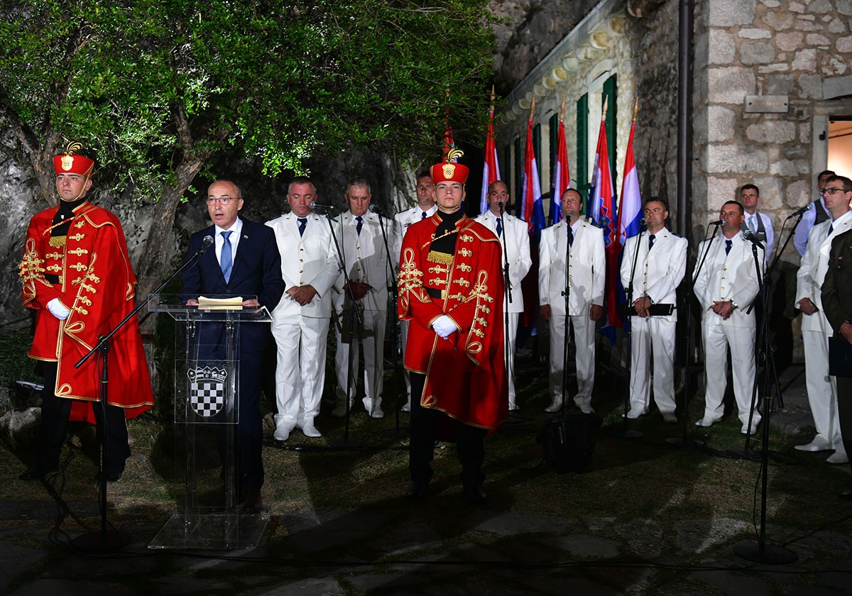 https://www.morh.hr/wp-content/gallery/na-kninskoj-tvrdavi-odrzan-prijem-ratnih-zapovjednika/prijam_za_ratne_zapovjednike_04082019_09.jpg