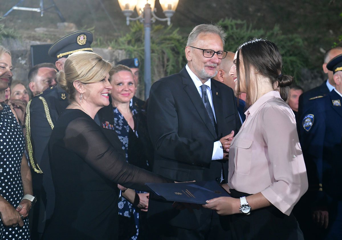 https://www.morh.hr/wp-content/gallery/na-kninskoj-tvrdavi-odrzan-prijem-ratnih-zapovjednika/prijam_za_ratne_zapovjednike_04082019_10.jpg