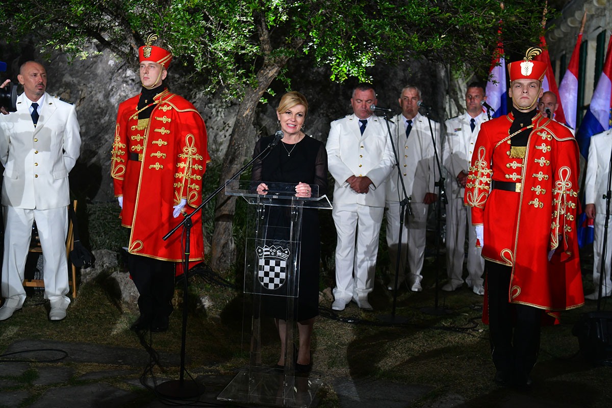 https://www.morh.hr/wp-content/gallery/na-kninskoj-tvrdavi-odrzan-prijem-ratnih-zapovjednika/prijam_za_ratne_zapovjednike_04082019_14.jpg