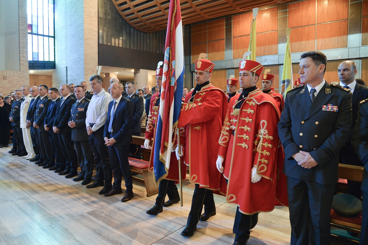 https://www.morh.hr/wp-content/gallery/na-trgu-sv-marka-zapocelo-obiljezavanje-dana-hrvatske-vojske/dan_osrh_27052018_24.jpg