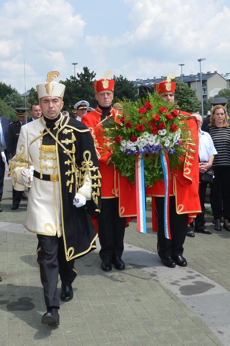 https://www.morh.hr/wp-content/gallery/na-trgu-sv-marka-zapocelo-obiljezavanje-dana-hrvatske-vojske/dan_osrh_27052018_33.jpg