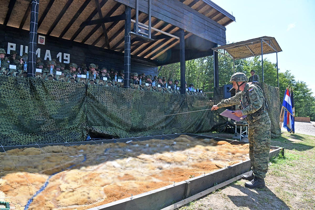 https://www.morh.hr/wp-content/gallery/na-vojnom-poligonu-u-slunju-odrzana-vjezba-puma-19/puma_19_03062019_11.jpg