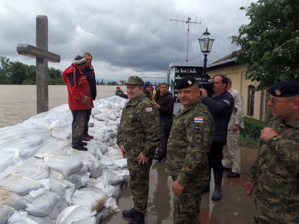 https://www.morh.hr/wp-content/gallery/nacelnik-gs-os-rh-u-obisao-ugrozena-podrucja-posavine/poavina_18052014_07.jpg