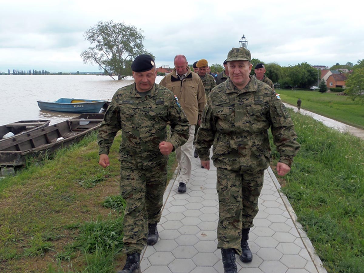 https://www.morh.hr/wp-content/gallery/nacelnik-gs-os-rh-u-obisao-ugrozena-podrucja-posavine/poavina_18052014_10.jpg