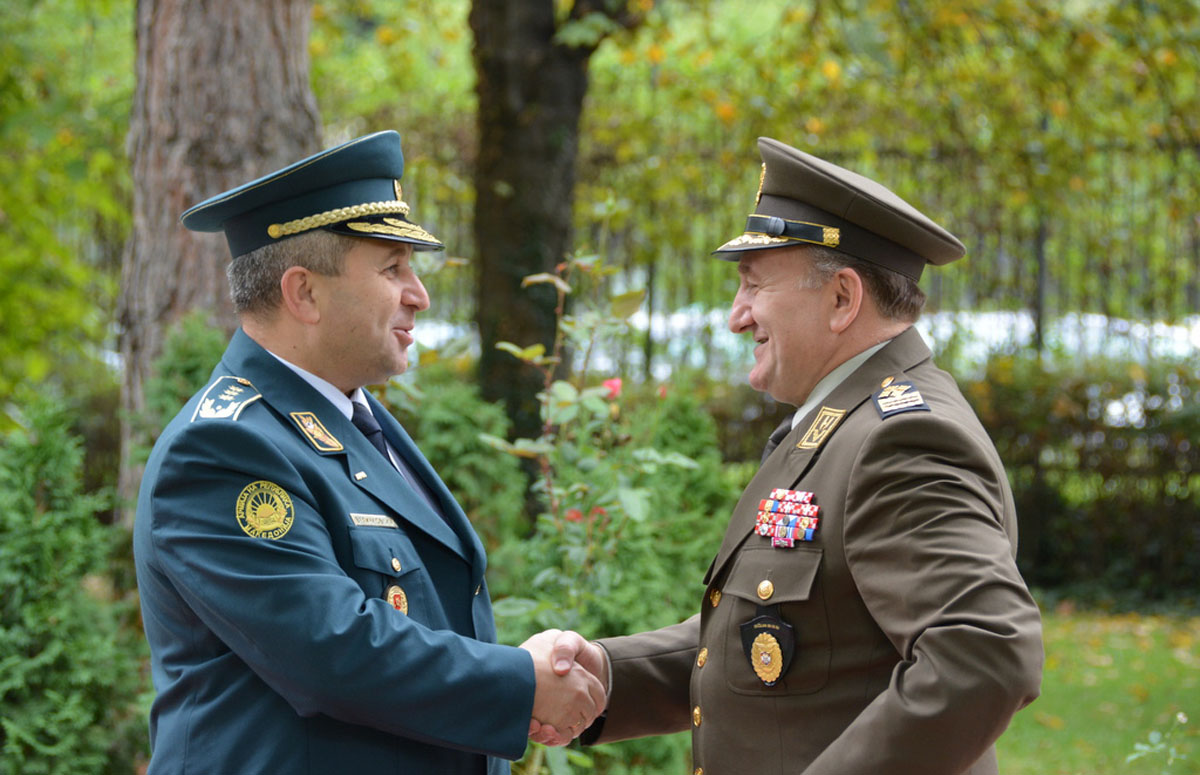 https://www.morh.hr/wp-content/gallery/nacelnik-gs-os-rh-u-sluzbenom-posjetu-republici-makedoniji/lovric_me_16102015_01.jpg